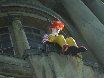 На честь Хелловіна Burger King зухвало пожартував над McDonald's: клоуна Рональда перетворили на монстра