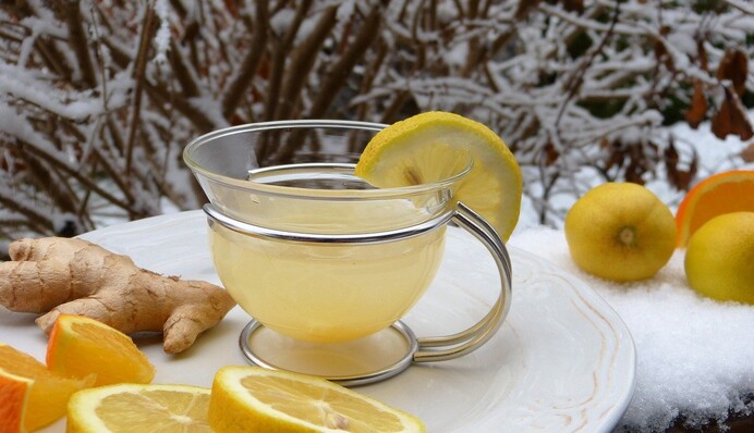 Количество заболевших растет, и люди снова нажимают на имбирь: почему им не стоит увлекаться