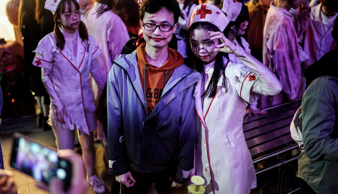 Больше чем фото: в китайском Ухане, где началась эпидемия Covid-19, толпы празднуют Хэллоуин