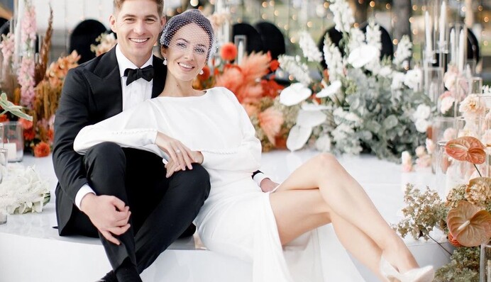 Жена Владимира Остапчука показала три свадебных образа, которые сменила за вечер