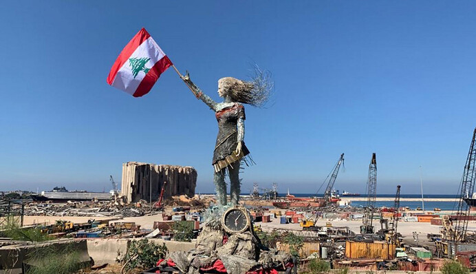 Більше ніж фото: в порту Бейрута після вибуху з'явилася скульптура з уламків