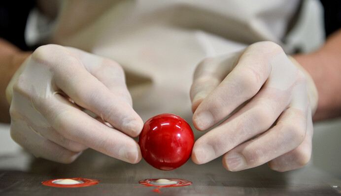 Креативний бельгієць став найкращим кондитером світу: як виглядають його мінімалістичні солодощі