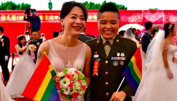 Одностатеві пари військових одружилися на масовому весіллі збройних сил Тайваню: фото