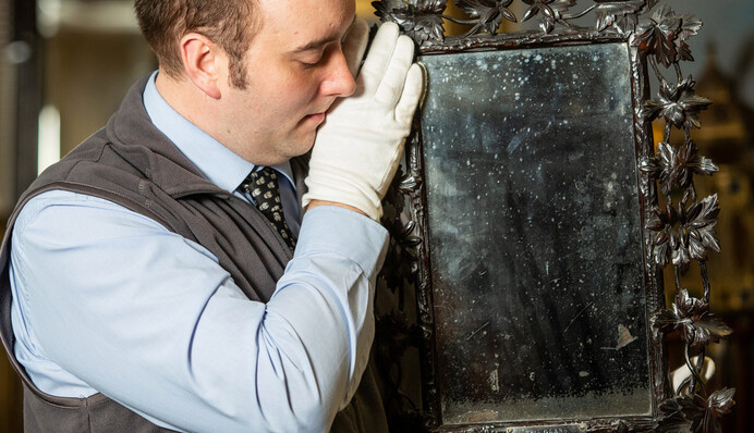 Семья 40 лет держала в туалете старое зеркало - оказалось, в него смотрела сама Мария-Антуанетта