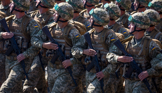 Игра в солдаты: зачем у Зеленского хотят сократить армию