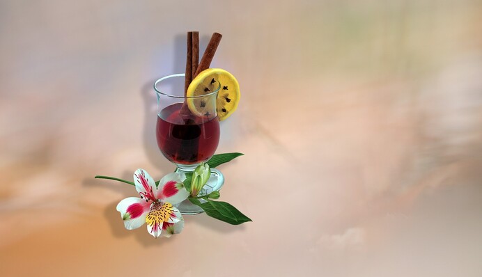 Варимо вдома ароматний глінтвейн зі шматочками фруктів: простий рецепт для прохолодного листопада