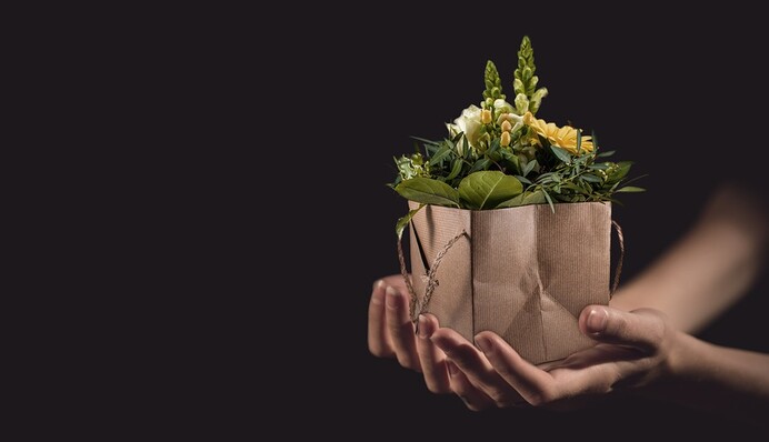 Флорист розклала сотні букетів на машинах працівників лікарень, щоб підтримати їх під час пандемії