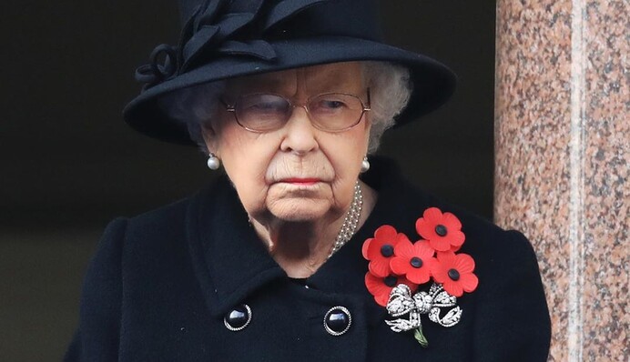 Королева Єлизавета вперше з початку епідемії вийшла на люди в масці: фото