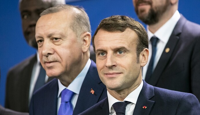 Заклятые друзья: как Эрдоган и Макрон пиарятся на отрезанной голове