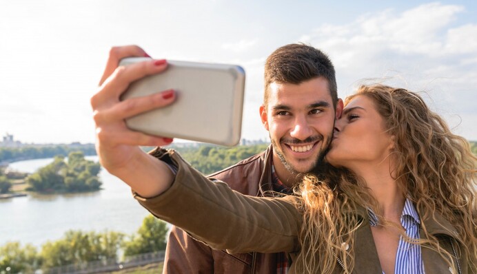 Хлопець попався на зраді через невдале селфі - його дівчина помітила на фото явний доказ