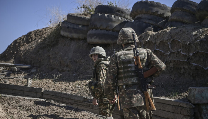 Азербайджан заявив про перемогу, Вірменія відступає: нова угода щодо Карабаху обернулася погромами