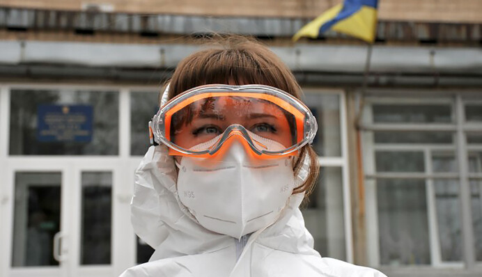 Один лікар на 120 ліжок: як Україна програє війну з COVID-19