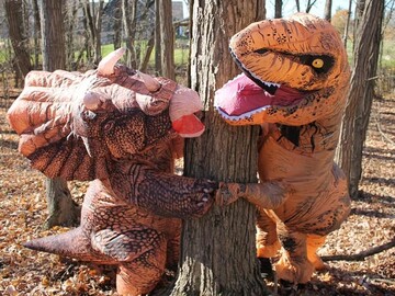 Пара влаштувала романтичну фотосесію в костюмах динозаврів, і це найкраща ідея закоханих