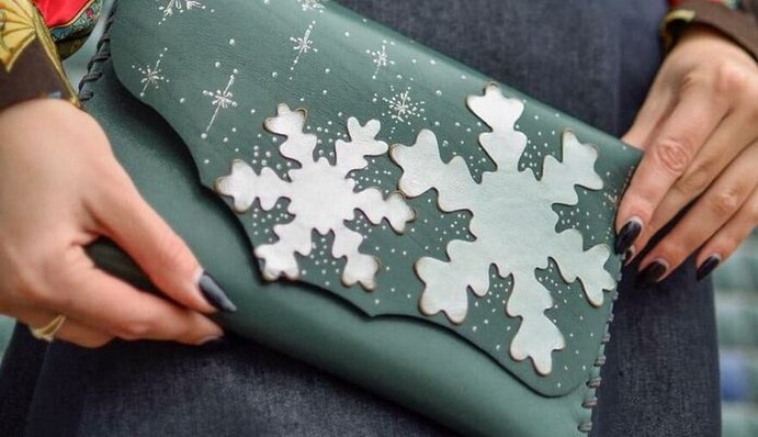 Дизайнер создает уникальные сумки, используя техники 3D и коллажа - вот лучшие работы на зимнюю тематику