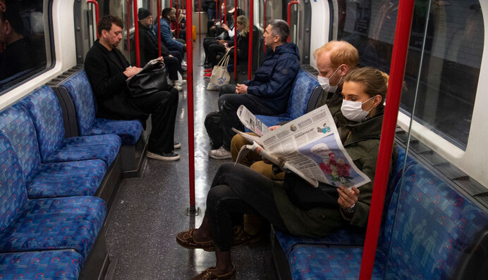 Психологи пояснили, чому люди ігнорують карантин і не носять захисні маски