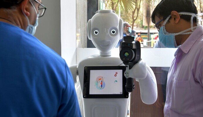 У лікарнях Індії роботи допомагають лікарям доглядати за хворими на коронавірус