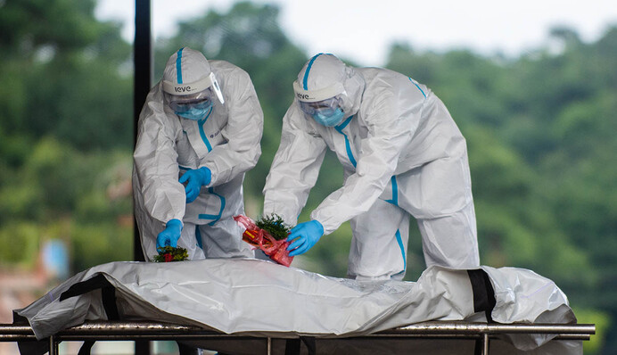 Трупи тільки в вогонь: чому в Києві не хочуть ховати жертв коронавірусу