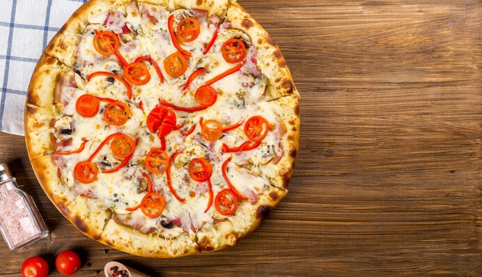 Дерзкий вор вломился в ресторан, приготовил пиццу и скрылся с места на машине доставки