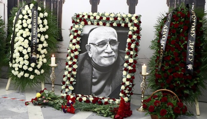 Армена Джигарханяна провели в последний путь аплодисментами: видео