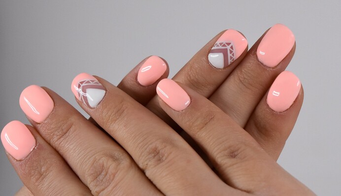 Поки салони на карантині: 10 ідей простого і стильного манікюру, який можна зробити самій