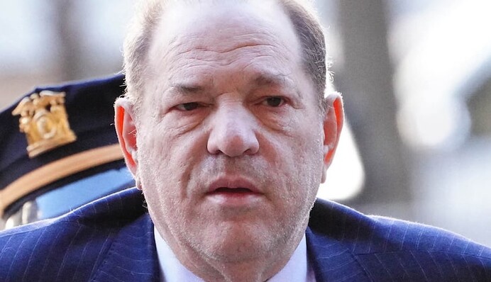 Харви Вайнштейн угодил в тюремный изолятор - его состояние называют тяжелым