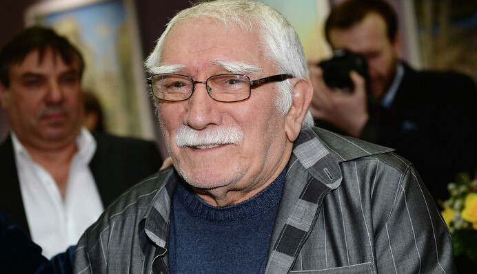 Сын Армена Джигарханяна показал последние домашние фото отца