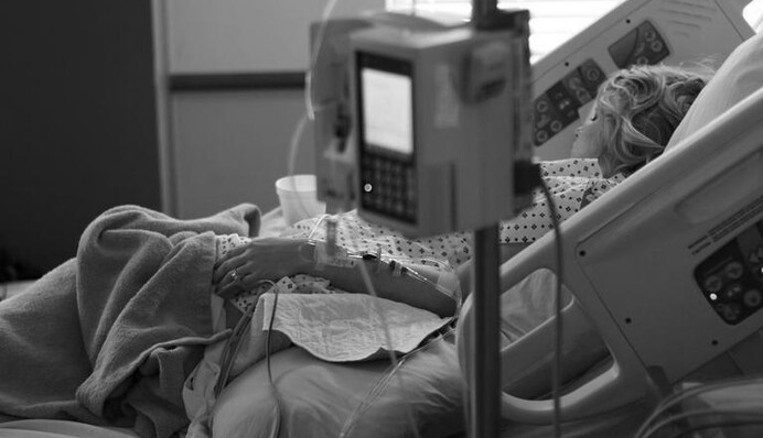 Женщина родила близнецов, находясь в коме из-за коронавируса - об этом она узнала после пробуждения