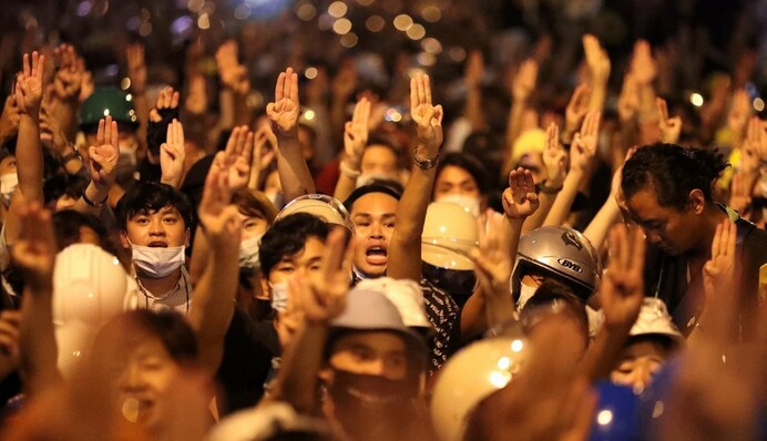 Більше ніж фото: учасники запеклих протестів у Таїланді рятуються від водометів надувними качечками