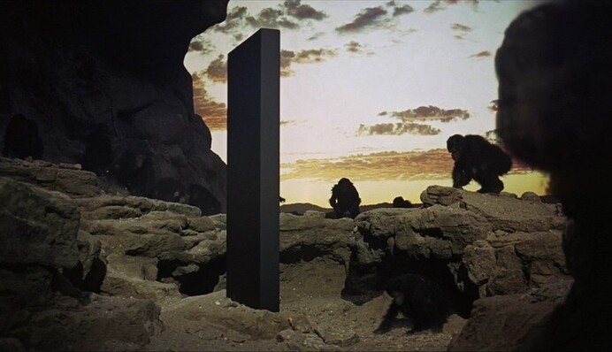 В пустыне нашли загадочный металлический монолит, и он выглядит как подарок из космоса