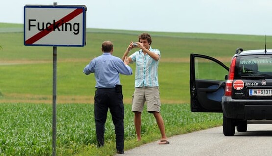 Жителі австрійського села Fucking так втомилися від жартів та крадіжок таблички, що вирішили змінити стару назву