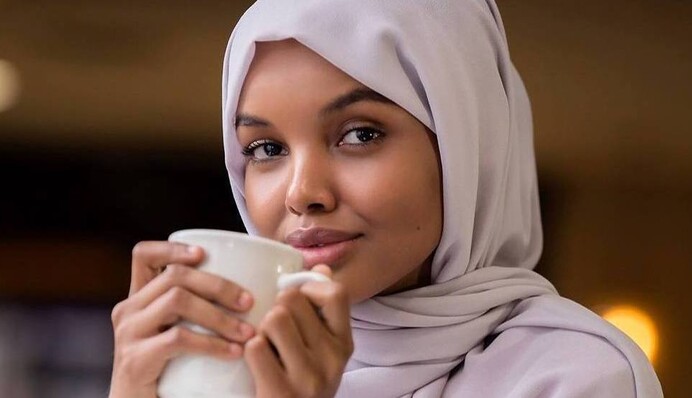 Первая звезда Vogue в хиджабе завершила карьеру модели по религиозным убеждениям