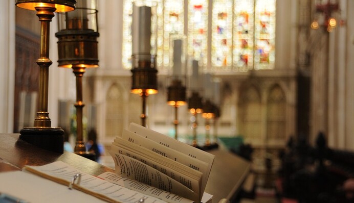 Пастор назвав свою церкву стриптиз-клубом, щоб обійти карантин - він навіть виконав танець перед прихожанами