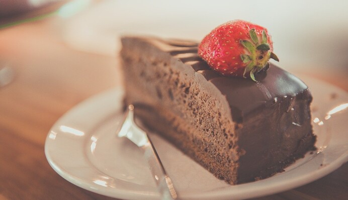 Готуємо вдома шоколадний брауні: рецепт і поради, як не пересушити начинку