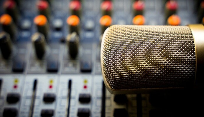 У Китаї диспетчер служби оповіщення заснув на роботі, і не вимкнув мікрофон - про його маленьку таємницю дізналося все місто