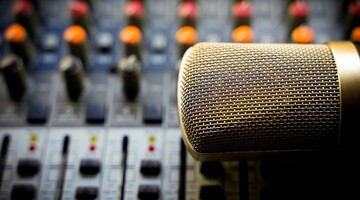 У Китаї диспетчер служби оповіщення заснув на роботі, і не вимкнув мікрофон - про його маленьку таємницю дізналося все місто