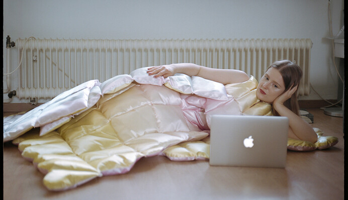 Дизайнер придумала сукню-ковдру для роботи вдома - ідеальний наряд для тих, кому важко встати з ліжка