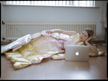 Дизайнер придумала сукню-ковдру для роботи вдома - ідеальний наряд для тих, кому важко встати з ліжка