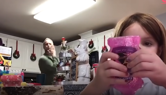 Веселий тато влаштував запальні танці на відео дочки, але хто ж знав, що це був дистанційний урок