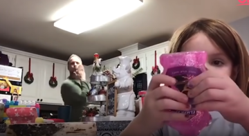 Веселий тато влаштував запальні танці на відео дочки, але хто ж знав, що це був дистанційний урок