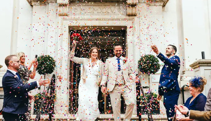 10 весільних фото періоду пандемії, які роблять похмурий 2020-й трохи світлішим