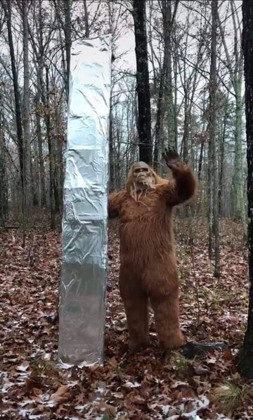 Мережу наповнили смішні меми про загадковий моноліт - тепер він дійсно всюди