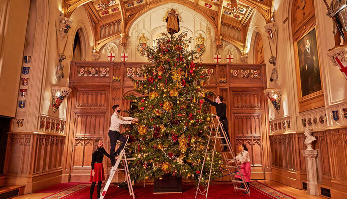 У Віндзорському замку прикрасили різдвяну ялинку, і це справжня королівська розкіш: фото