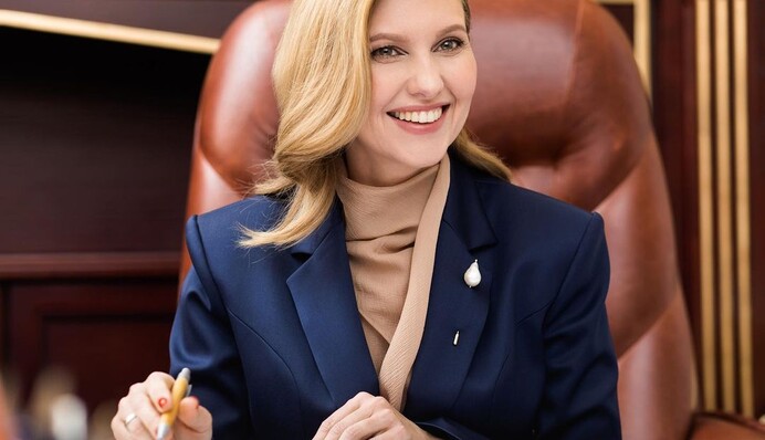 Користувачі Instagram обговорюють новий стильний костюм Олени Зеленської, і він знову синій