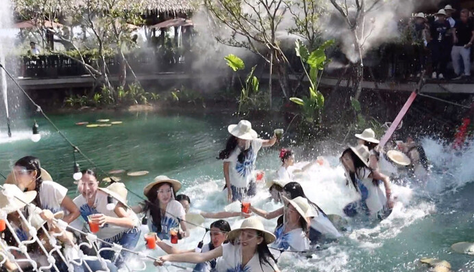 У Таїланді обірвався міст з 30 королевами краси - так їхнє дефіле перетворилося на конкурс мокрих майок