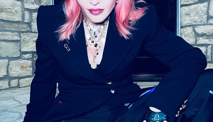 У це важко повірити, але епатажна Мадонна лише в 62 роки зважилася на перше тату - що означають її літери