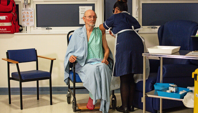 Больше чем фото: 81-летний Уильям Шекспир стал одним из первых людей, привитых от Covid-19