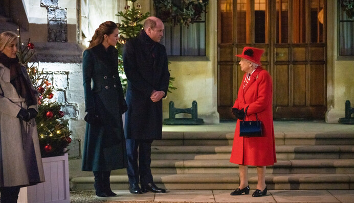 Королівська родина возз'єдналася у Віндзорському замку, і вбрання Єлизавети II затьмарило всіх