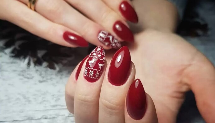 10 ідей новорічного манікюру на замітку: сніговики, сніжинки та Санта