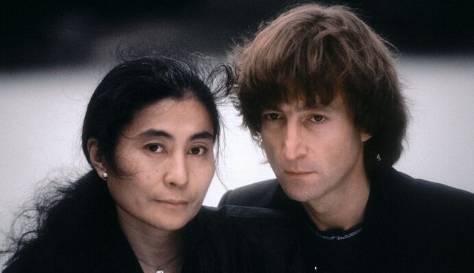 Йоко Оно показала окровавленные очки Джона Леннона и напомнила о жуткой статистике
