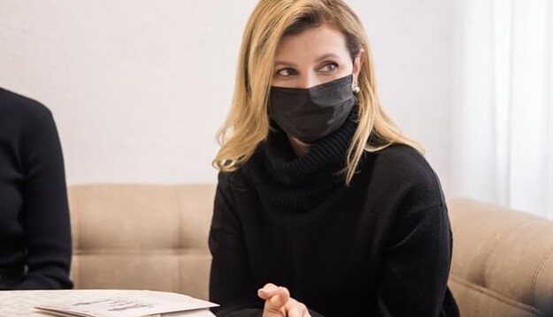 Олена Зеленська відмовилася від костюму та вийшла на публіку в светрі - простий образ зустріли із захопленням